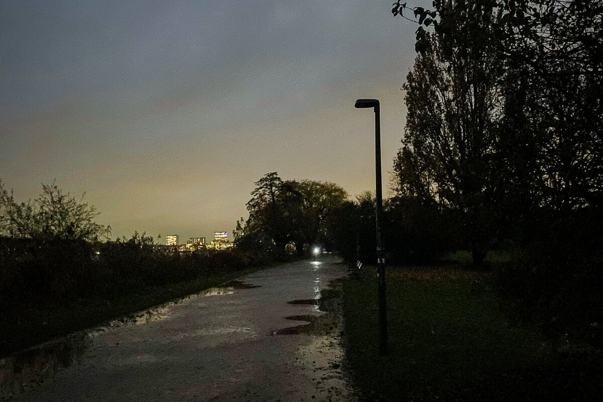 Die Beleuchtung an der Alster ist kaputt. Foto: Alexis Milne
