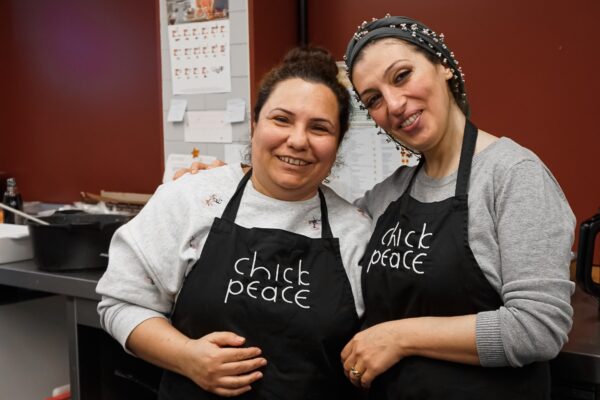 Maiada Batal (links) und Heba Tollah haben sich über Chickpeace kennengelernt. Foto: Julia Haas