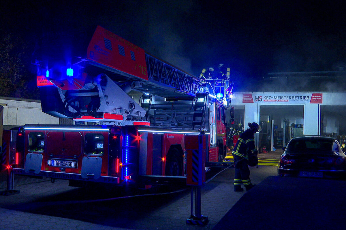 In Eidelstedt ist in einer Werkstatt ein Großbrand ausgebrochen. Foto: HamburgNews
