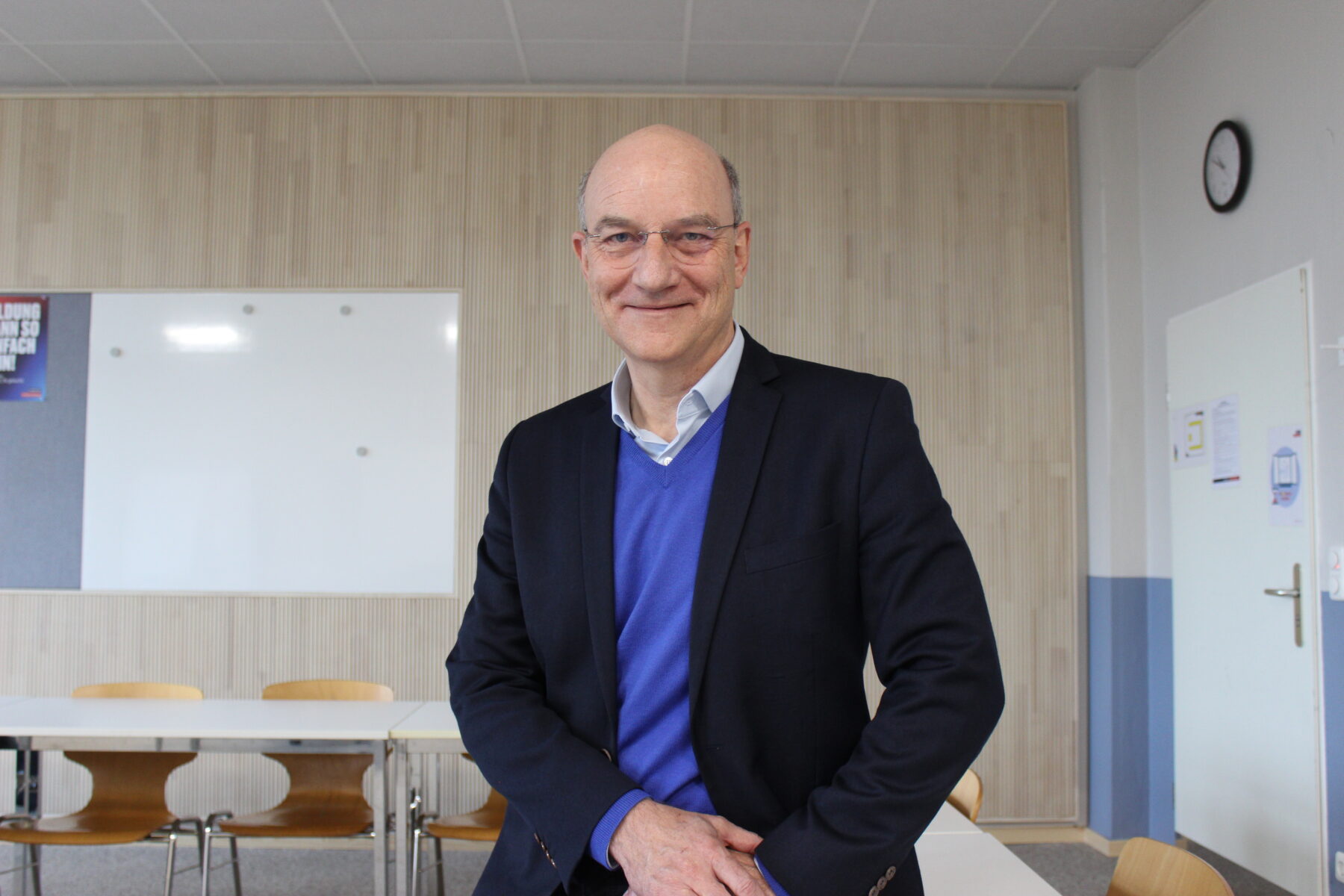 VHS-Direktor Uwe Grieger stellt die Pläne für den neuen Standort in Eimsbüttel vor.
