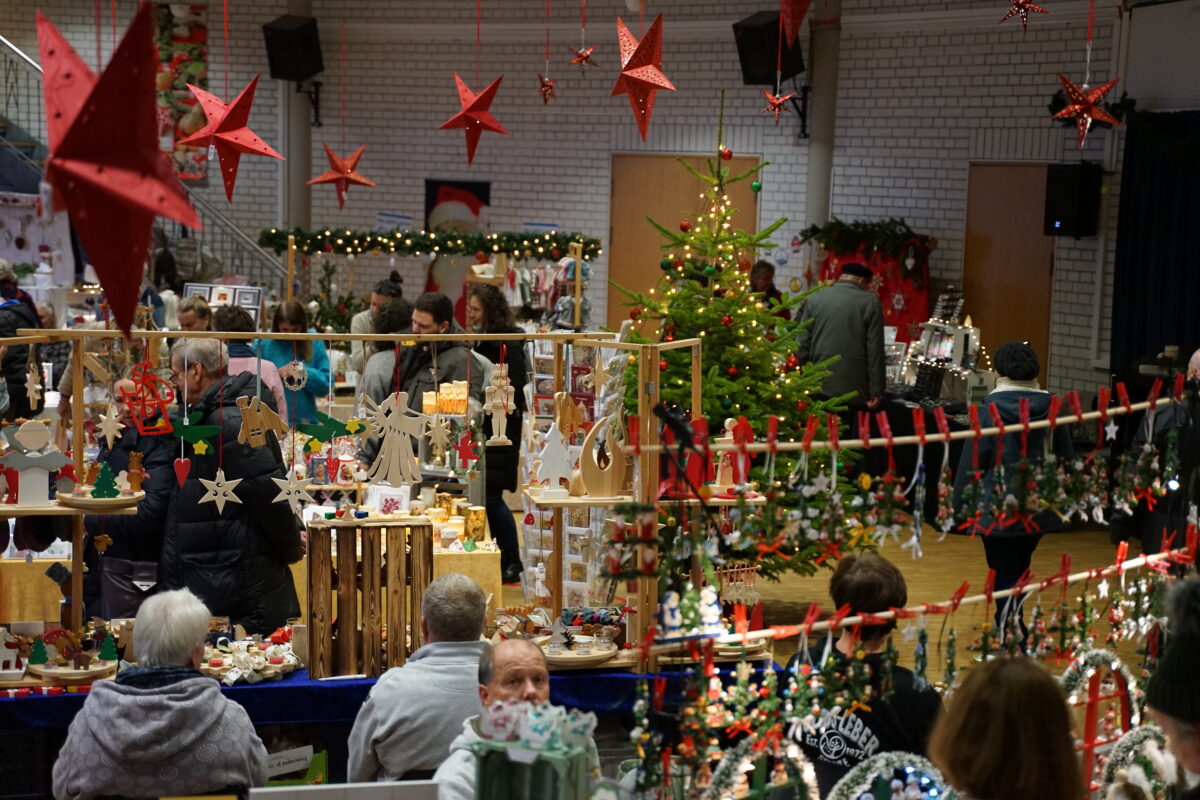 Für zwei Tage findet der Weihnachtsmarkt des Freizeitzentrums statt. Besuchende können drinnen und draußen weihnachtliche Produkte erwerben.