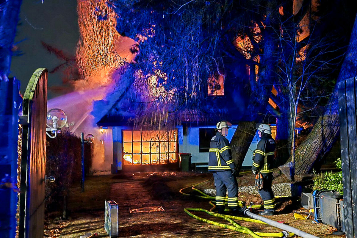 Bei einem Großbrand in Schnelsen gab es eine verletzte Person. Foto: HamburgNews