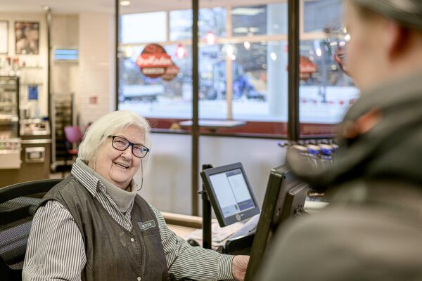 Über Singles und Amor an Kasse acht. Foto: Rainer Wiemers