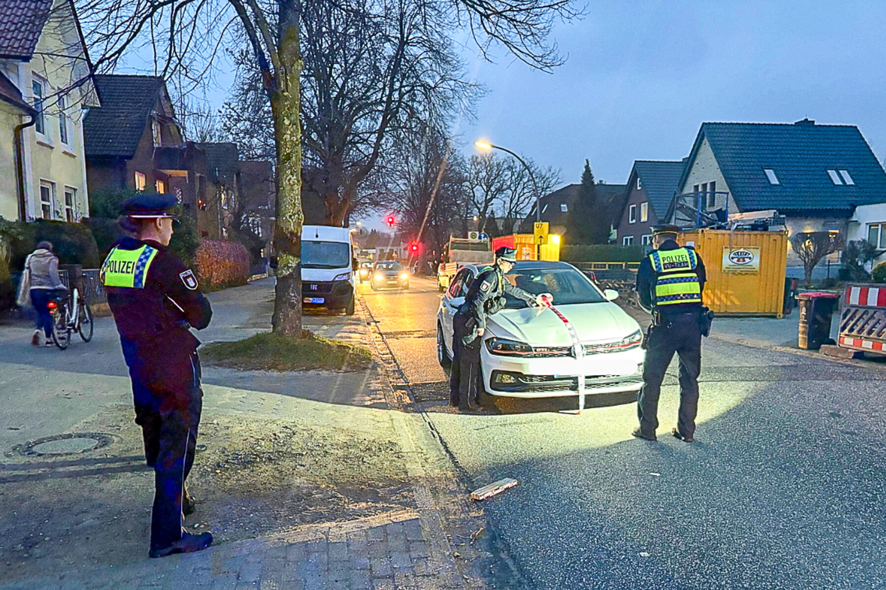 Am 25. März ereignet sich gegen Nachmittag ein schwerer Unfall: Ein PKW erfasste zwei Mädchen. Foto: HamburgNews