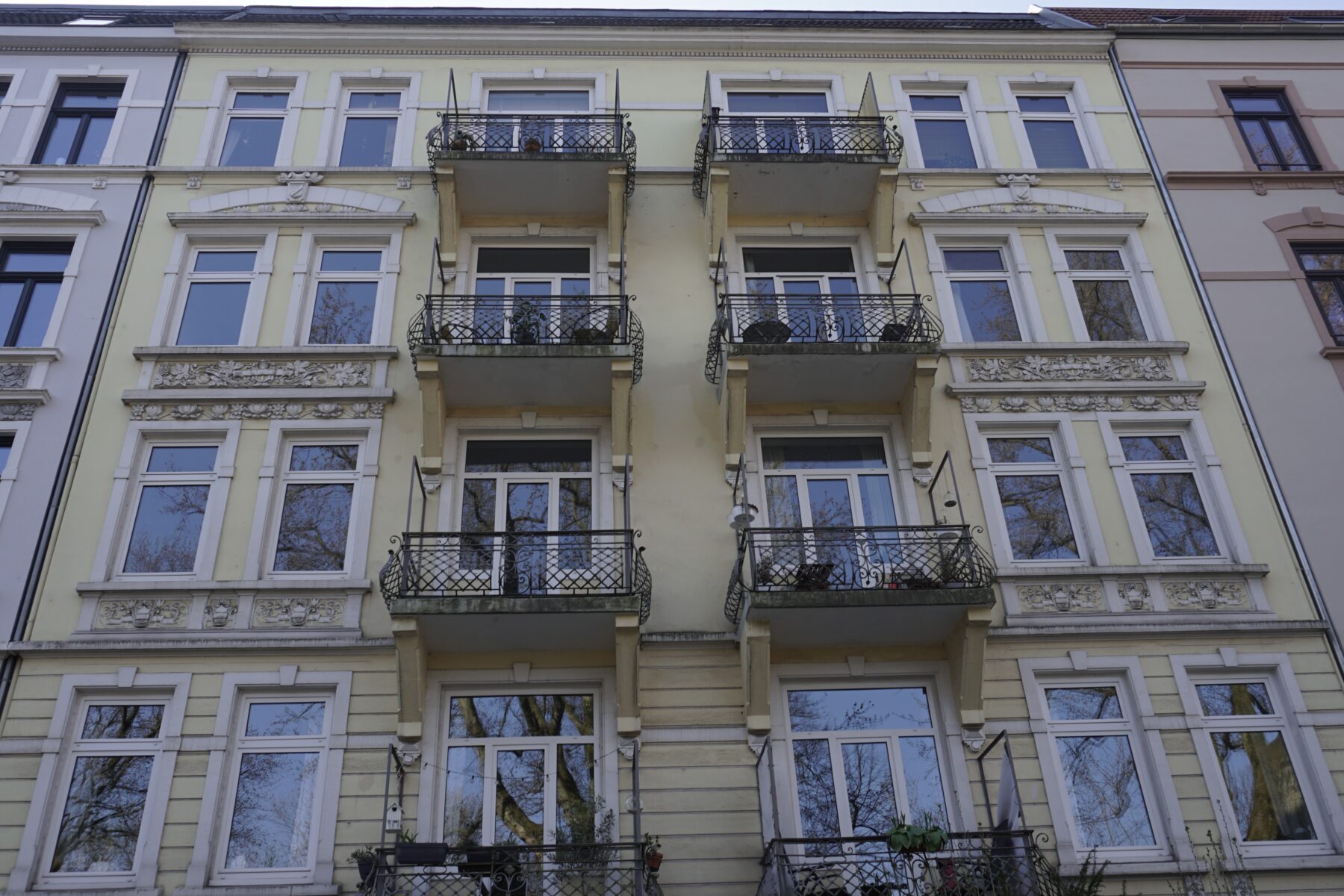 Nahe der Apostelkirche gibt es neue Mikroapartments. EIn Anwohner will dagegen vorgehen und wendet sich an die Bezirksversammlung. Foto: Ella Schinkel