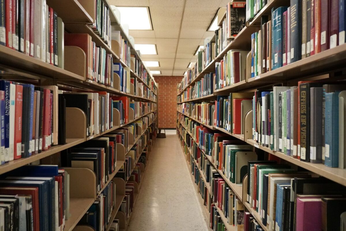 In der Nacht der Bibliotheken wird in der Bücherhalle Eimsbüttel Villa Flora gelesen. Symbolfoto: Canva