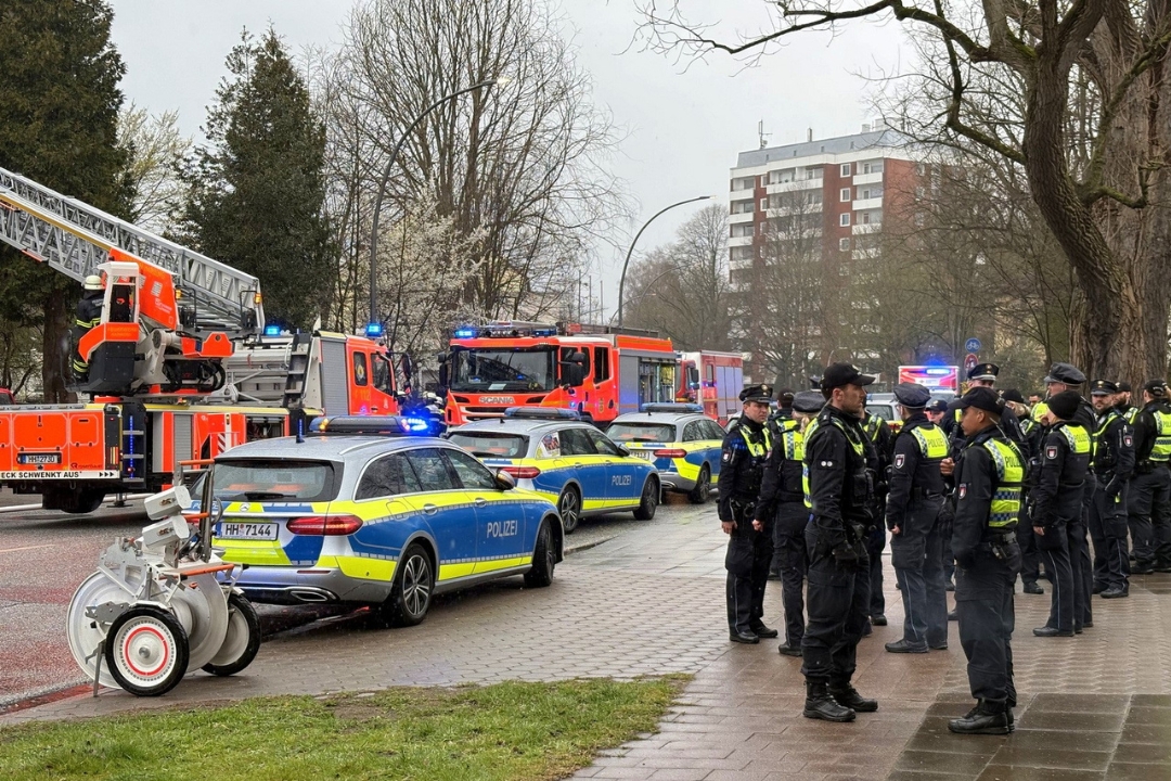 Feuerwehr und Polizei rückten am Sonntag-Mittag in die Kieler-Straße aus. Zwischen zwei Männern kam es zu einer bewaffneten Auseinandersetzung, außerdem brannte eine Wohnung. Foto: Hamburg News
