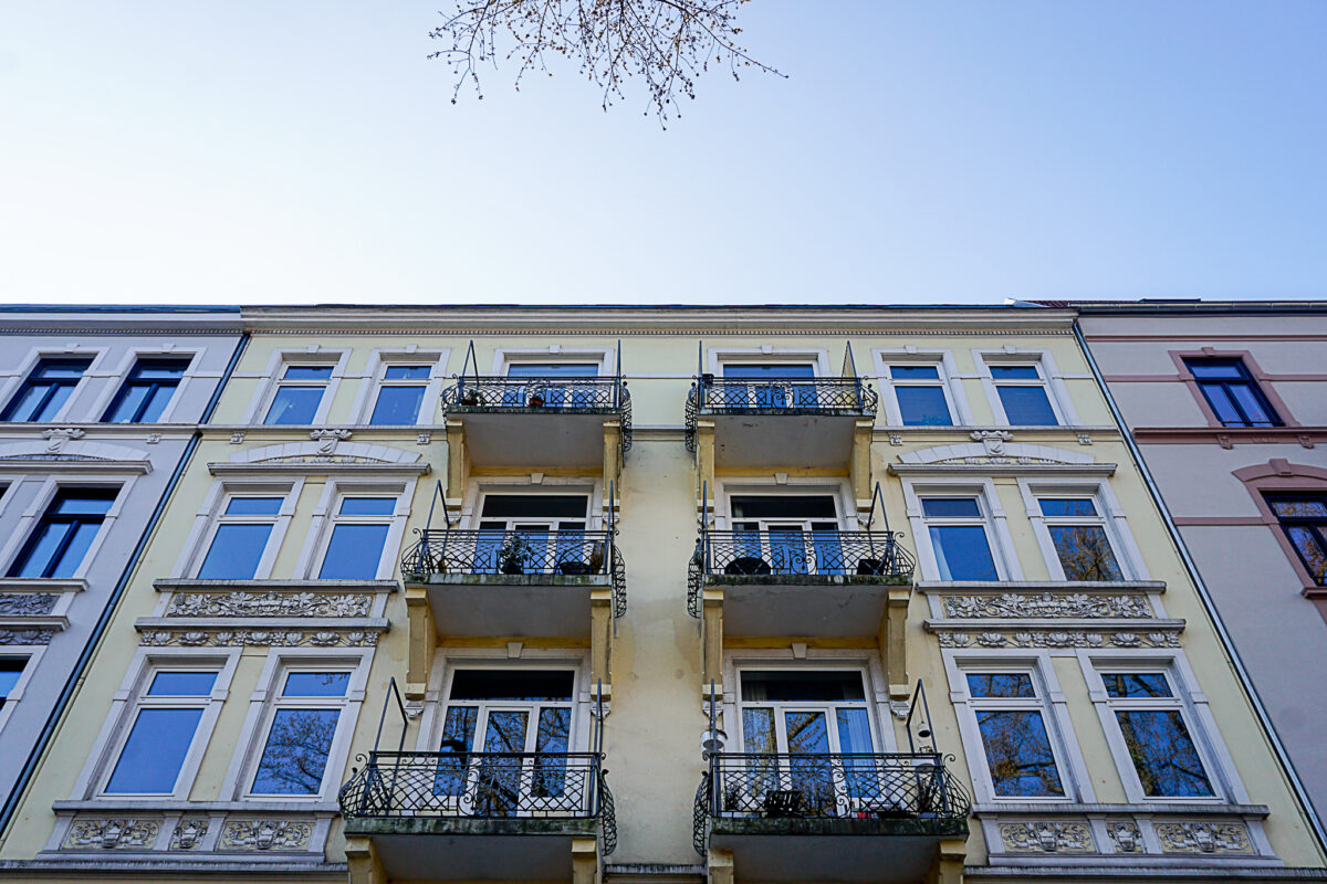 Nahe der Apostelkirche werden Mikroapartments zur Miete angeboten. Foto: Ella Schinkel