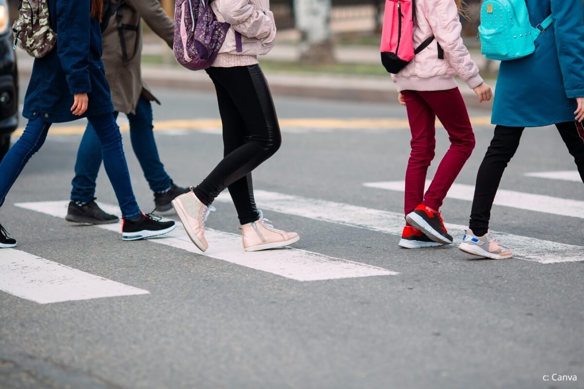 Mit einer Petition fordern Eltern mehr Sicherheit auf Schulwegen. Symbolfoto: Canva