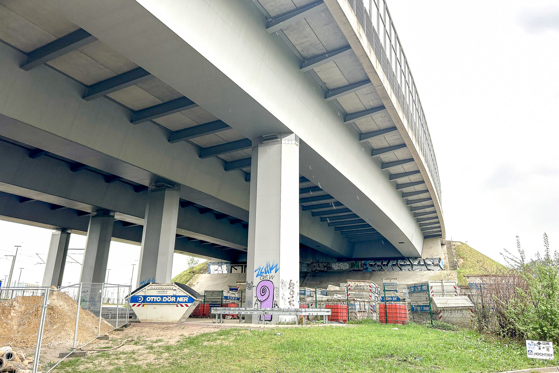 Unter dieser Autobahnbrücke soll ein Open Air Club entstehen. Foto: Ella Schinkel