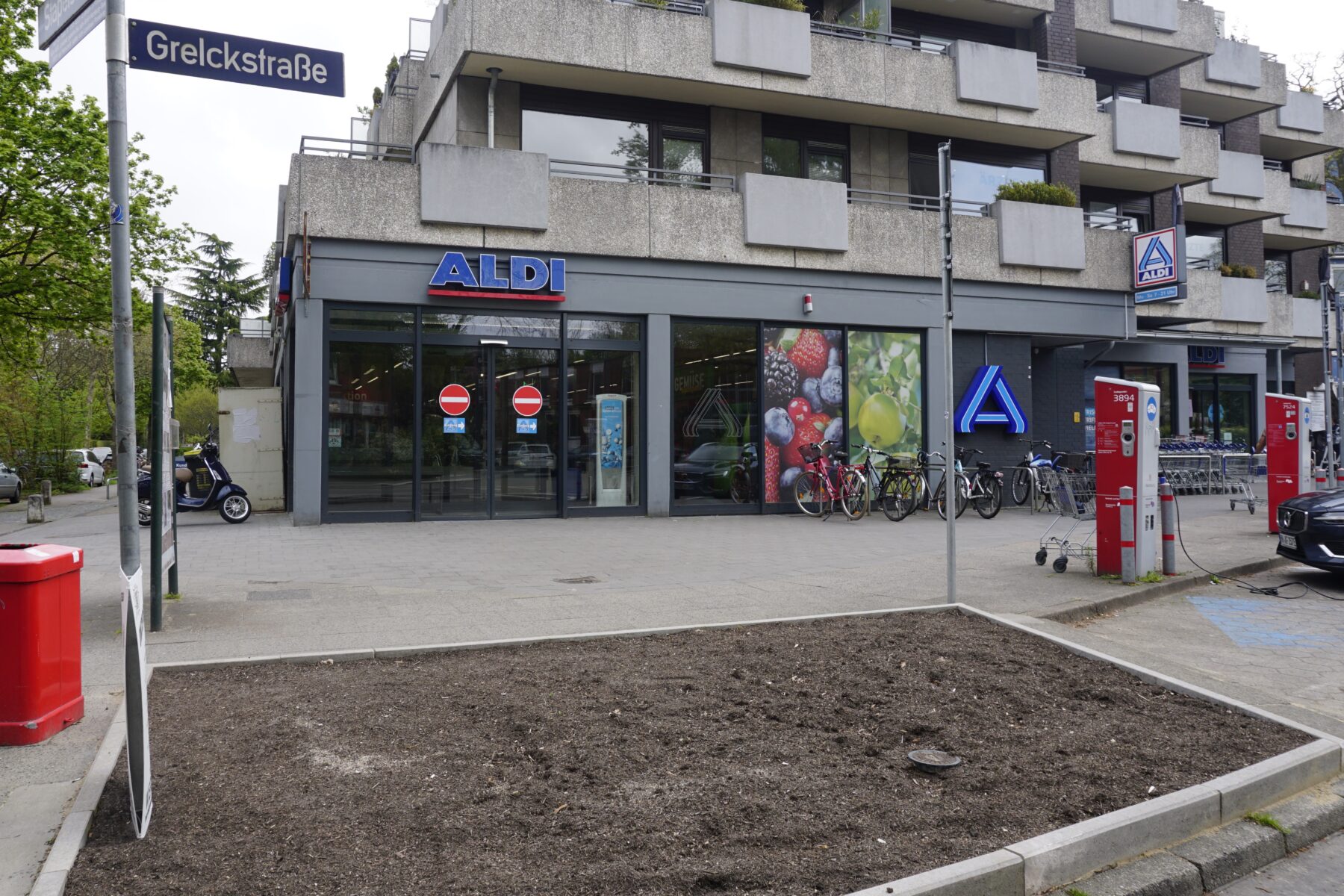 In Hamburg startet ein neuer Wettbewerb im Abpflastern. n Lokstedt wurde bereits mit der Umsetzung begonnen. Foto: Ella Schinkel