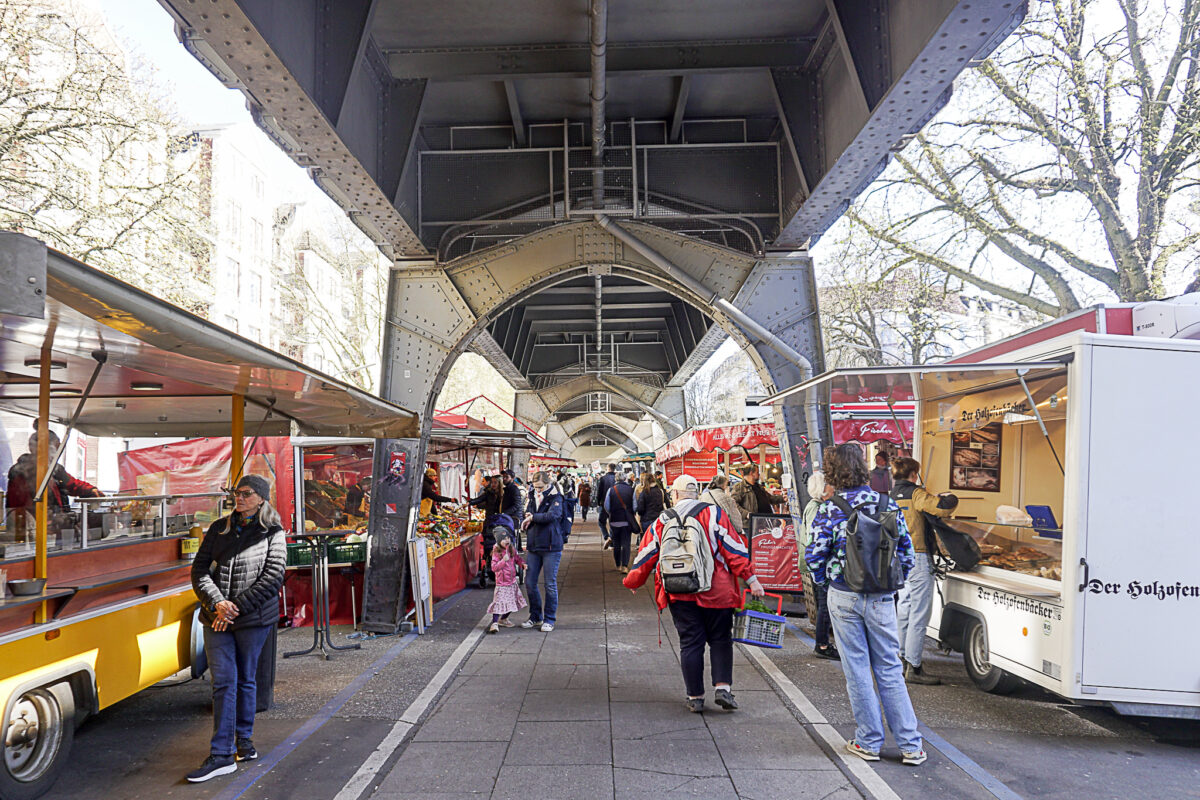 Am Isemarkt gibt es viele Tauben. Jetzt möchte die Stadt zusammen mit den taubenfreunden und der Hochbahn etwas dagegen tun. Foto: Frieda Stadtlander