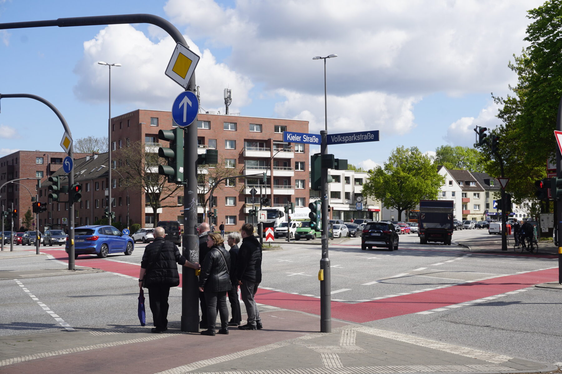 Wer die Kieler Straße überqueren möchte, muss oft auch Verkehrsinseln warten. Foto: Frieda Stadtlander