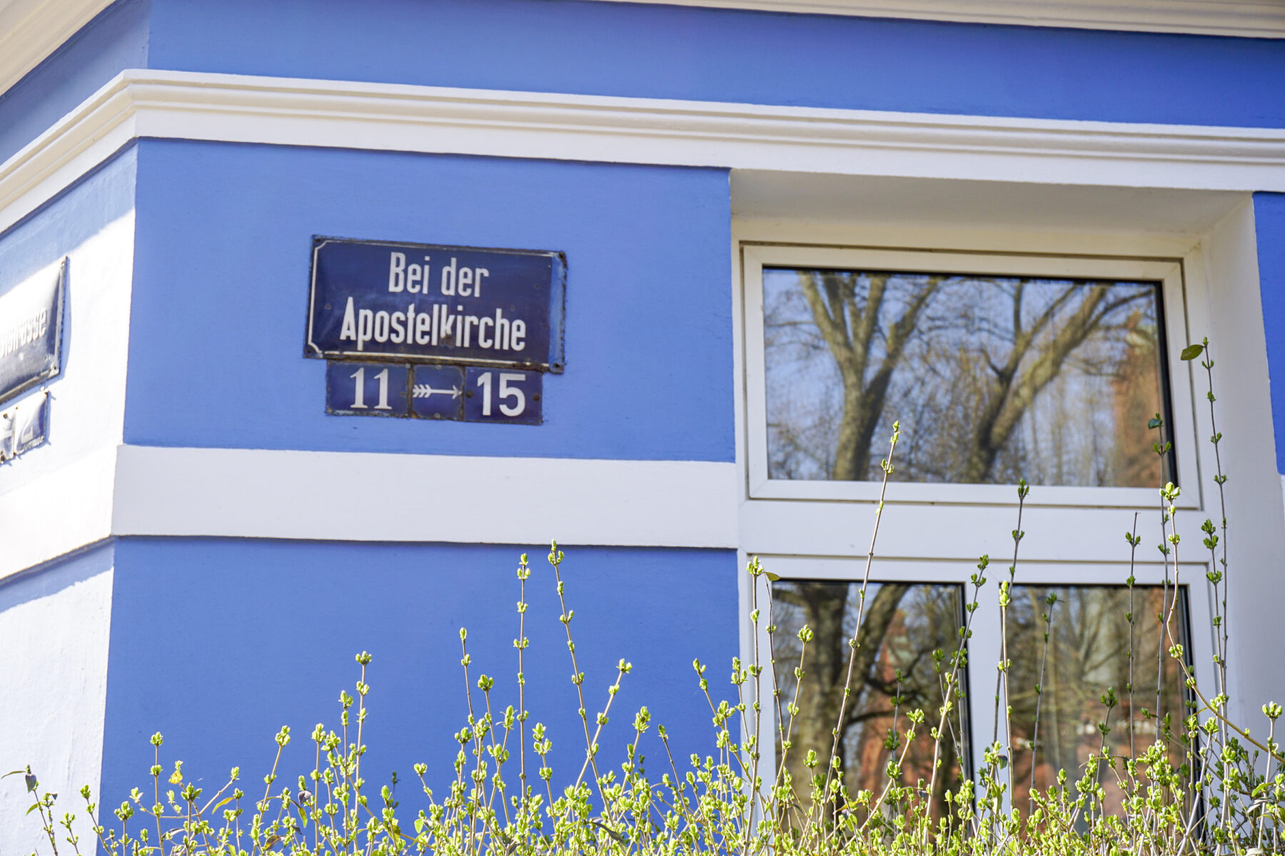 Bei der Apostelkirche werden Mikroapartments vermietet. Ein Anwohner möchte, dass Gesetze gegen die Mikroapartments verschärft werden. Foto: Ella Schinkel