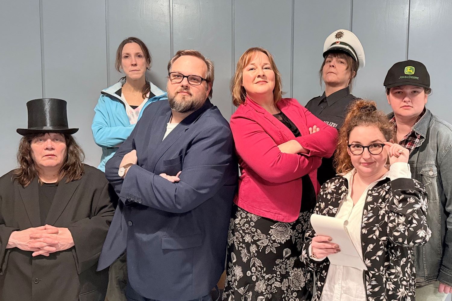 Mord, Mord, Dorf, heißt das Stück von Steffen Vogel. Das Amateurtheater Mimus präsentiert es im Kulturhaus Eidelstedt. Foto: Theater Mimus e.V.