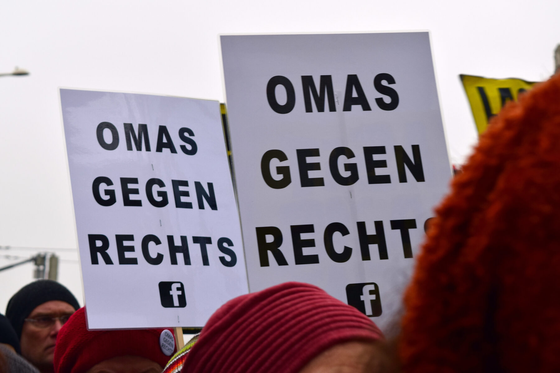 Die Omas gegen rechts treffen sich, um im Chor Lieder zu singen. Foto: Haeferl