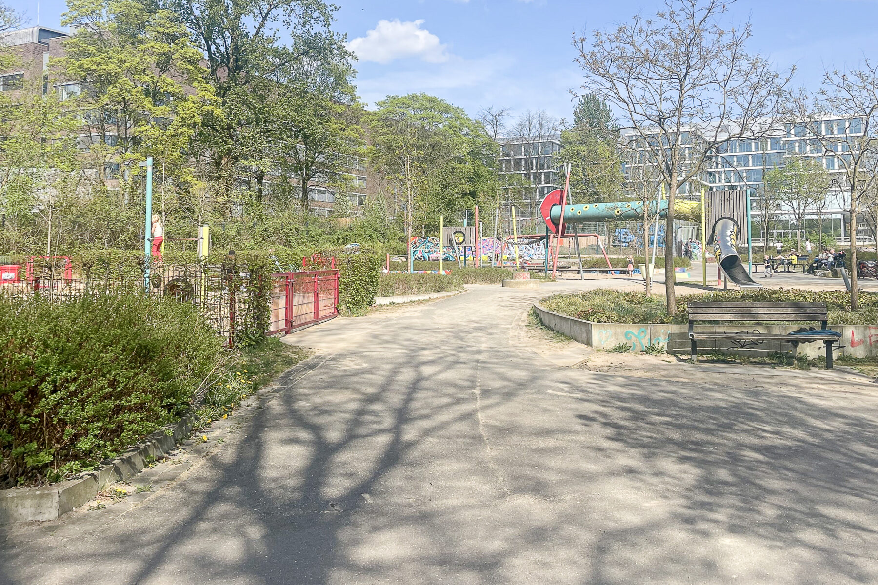 Der Spielplatz am Eidelstedter Weg hält diverse Angebote für alle Altersgruppen bereit. Foto: Frieda Stadtlander