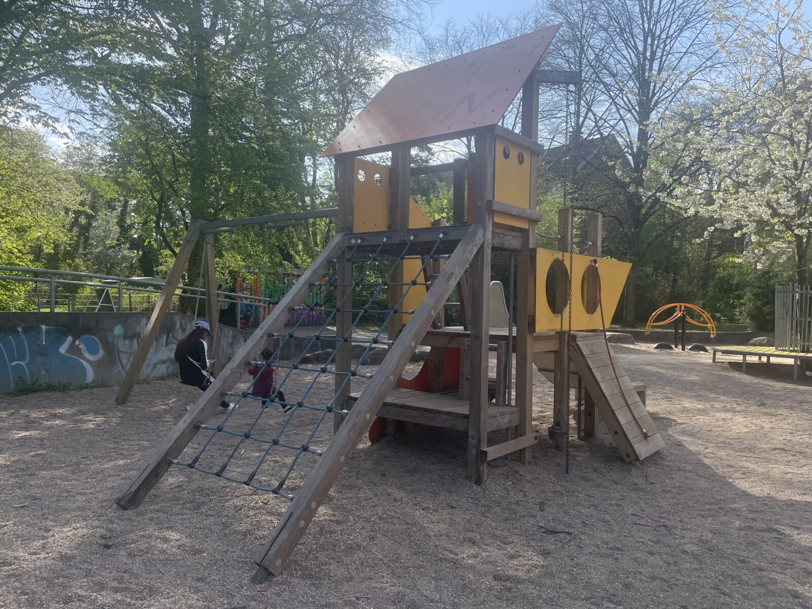 In Eimsbüttel gibt es viele schöne Spielplätze. Viele haben auch Besonderheiten wie Graffitiwände, Skateparks oder Basketballplätze. Foto: Frieda Stadtlander