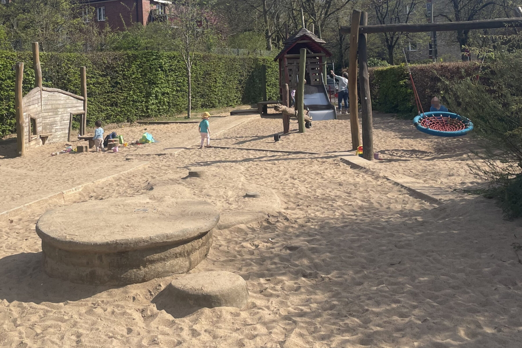 Auf der anderen Straßenseite gibt es Angebote für jüngere Kinder. Foto: Frieda Stadtlander