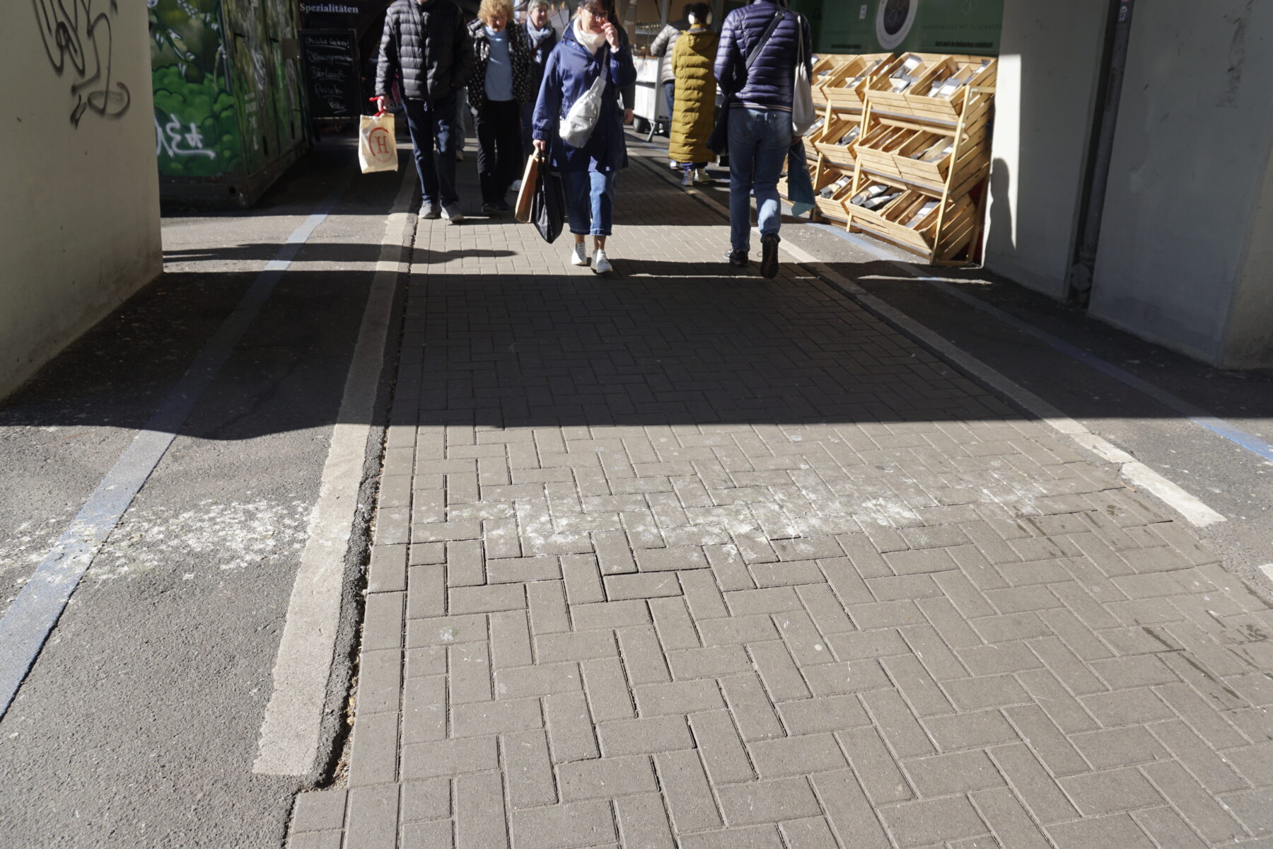 Die Spuren der Tauben sind überall am Isemarkt zu sehen. Foto: Frieda Stadtlander