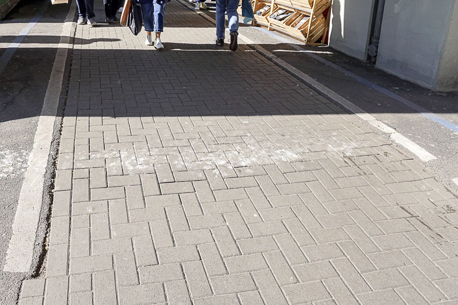 Die Spuren der Tauben sind überall am Isemarkt zu sehen. Foto: Frieda Stadtlander