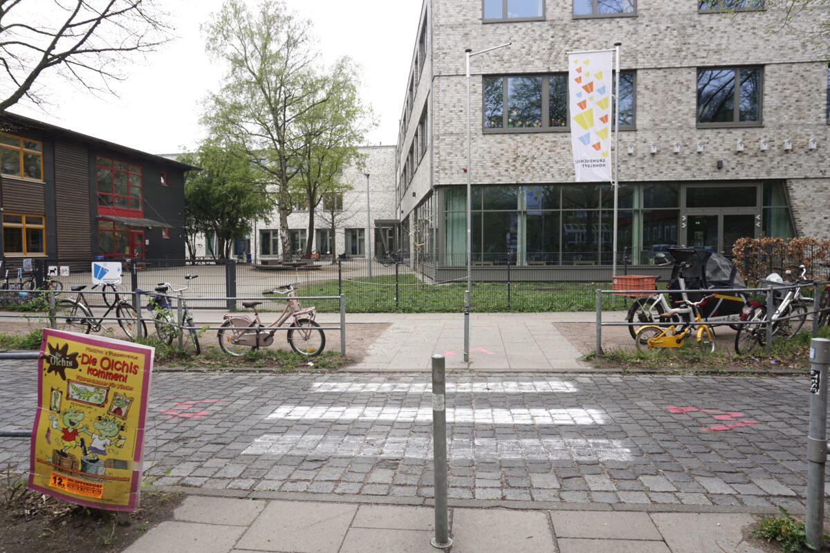 Vor der Grundschule Hoheluft wurde vom Widerstandskollektiv Hamburg ein Zebrastreifen gemalt. Foto: Frieda Stadtlander
