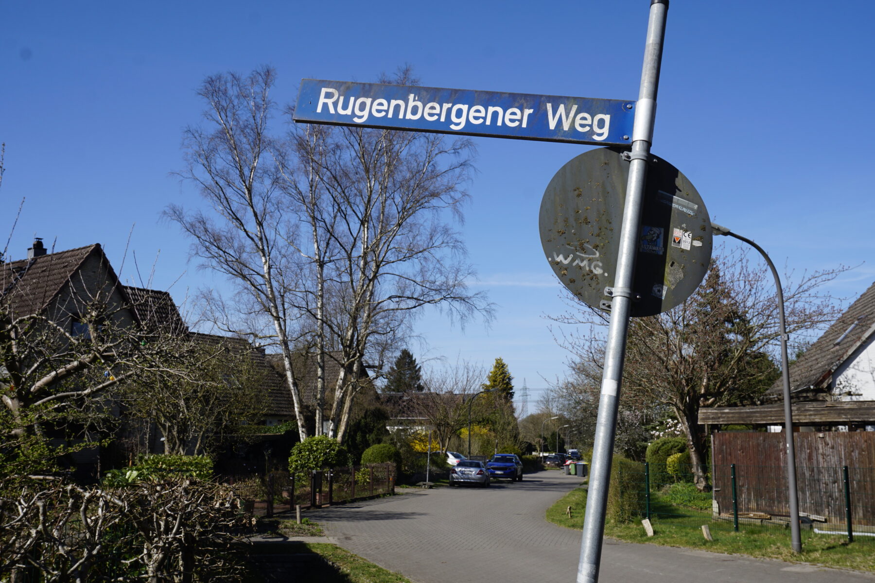 Der Rugenbergener Weg wurde zu einem Verkehsberuhigten Bereich umgebaut. Die Kosten dafür sollen größtenteils die Anwohnenden zahlen. Foto: Ella Schinkel
