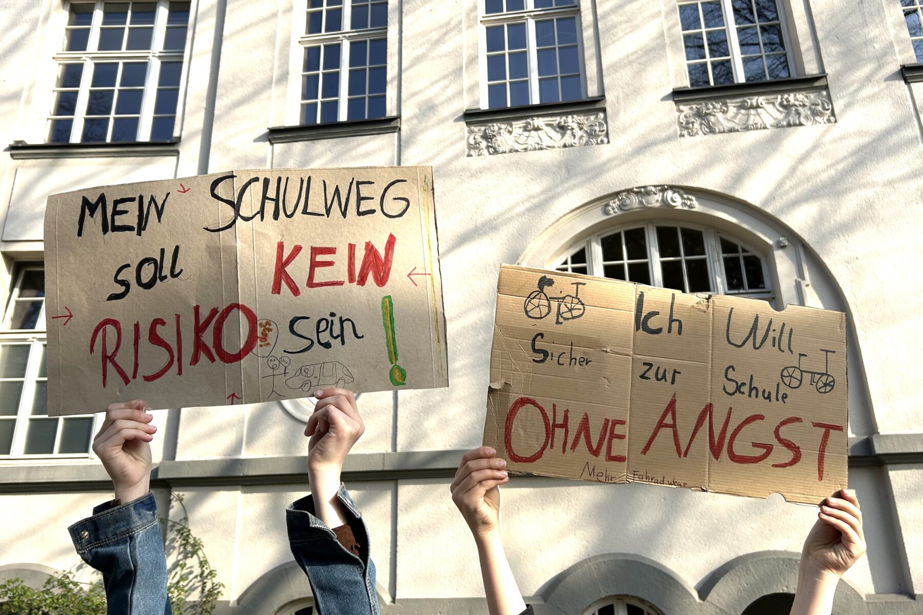 Auf einer Demonstration forderten Eltern und Schüler eine Schnelle Umsetzung des Verkehrskonzeptes Schulcluster. Foto: Ella Schinkel