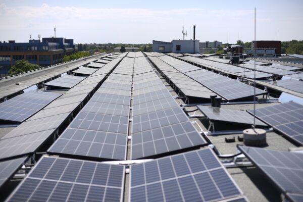 Eine Photovoltaikanlage auf einem Gewerbedach. Symbolfoto: Canva