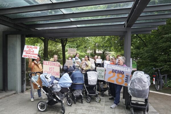 Demonstrierende fordern vor dem Bezirksamt Eimsbüttel ihr Elterngeld ein. Foto: Alexis Milne