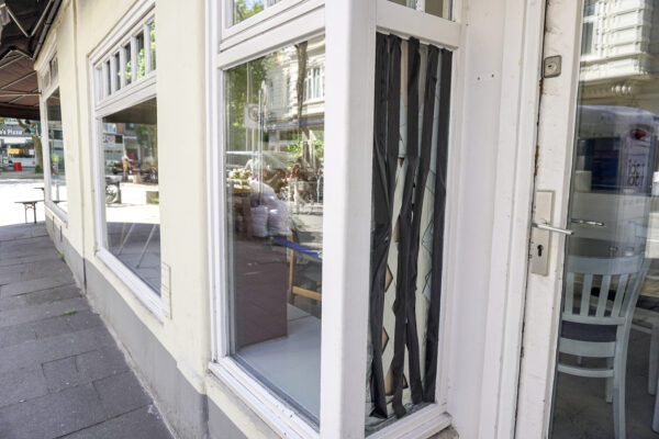Eines der kaputten Fenster wurde behelfsmäßig abgedichtet. Foto: Hanna Anthonisen