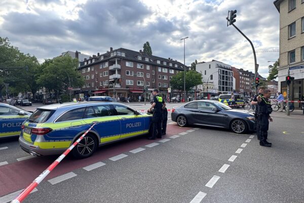 Der Unfall ereignete sich an der Ecke Hoheluftchaussee/Eppendofer Weg. Foto: HamburgNews/Christoph Seemann