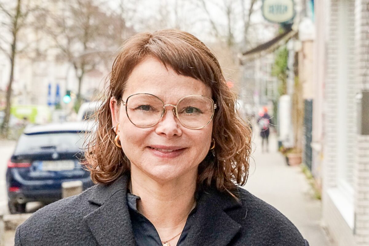 Julia Bode vom Witwenball vernetzt die Nachbarschaft in der Weidenallee. Foto: Julia Haas