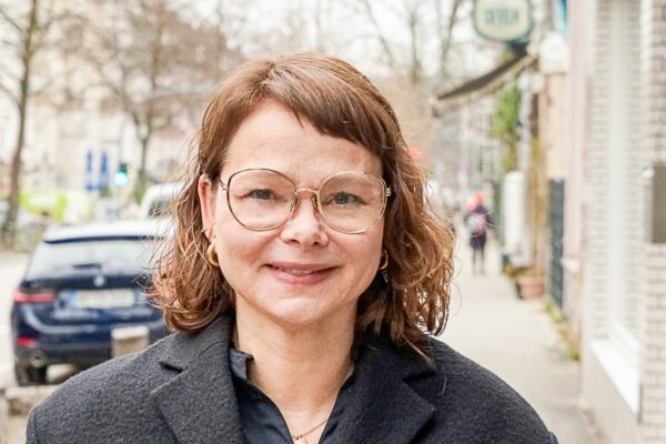 Julia Bode vom Witwenball vernetzt die Nachbarschaft in der Weidenallee. Foto: Julia Haas
