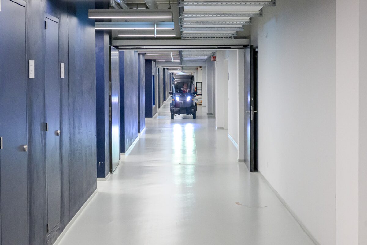 Mit dem Auto in den obersten Stock der Meistermeile? Dank eines Aufzugs ist das kein Problem. Foto Rainer Wiemers