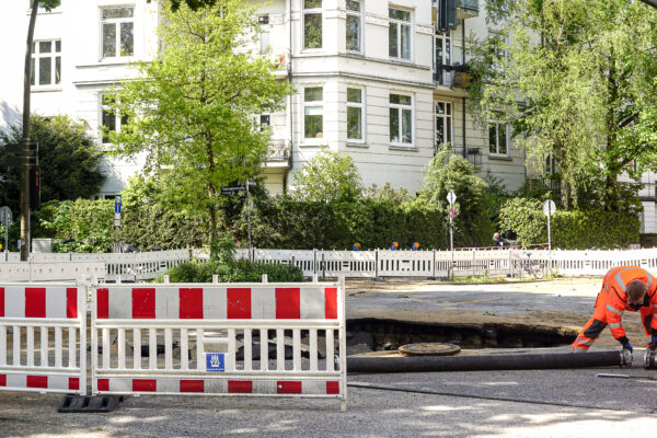 Im Eidelstedter Weg kam es Sonntag zu einem Wasserrohrbruch. Jetzt gibt Hamburg Wasser bekannt: Die betroffene Kreuzung bleibt für mindestens zwei Monate gesperrt. Foto: Ella Schinkel