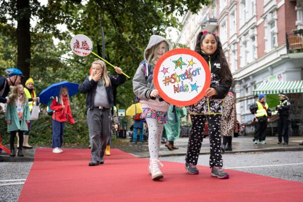 Ein roter Teppich wird für Schulkinder ausgerollt. Foto: Henriette Pogoda