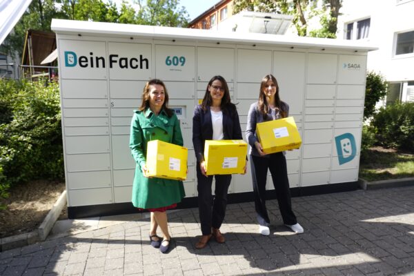 Snezana Michaelis (Vorstand SAGA Unternehmensgruppe),Karen Pein (Stadtentwicklungssenatorin) und Annika Weber (DeinFach) stellen Packetautomaten vor. Foto: Hanna Anthonisen