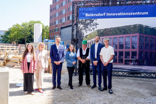 Zeremonie der Grundsteinlegung für das Beiersdorf Innovationszentrum: Vivian Krumrich (Trainee Beiersdorf), Dr. Gitta Neufang (Chief Research & Development Officer Beiersdorf) Vincent Warnery (CEO Beiersdorf), Dr. Melanie Leonhard (Senatorin für Wirtschaft, Arbeit und Innovation der Freien und Hansestadt Hamburg), Thomas Hartmann (Polier Otto Wulff), Michael Frey (Chief Supply Chain Officer Beiersdorf), Justus Friedo (Trainee Beiersdorf) – von links. Foto: Julia Haas