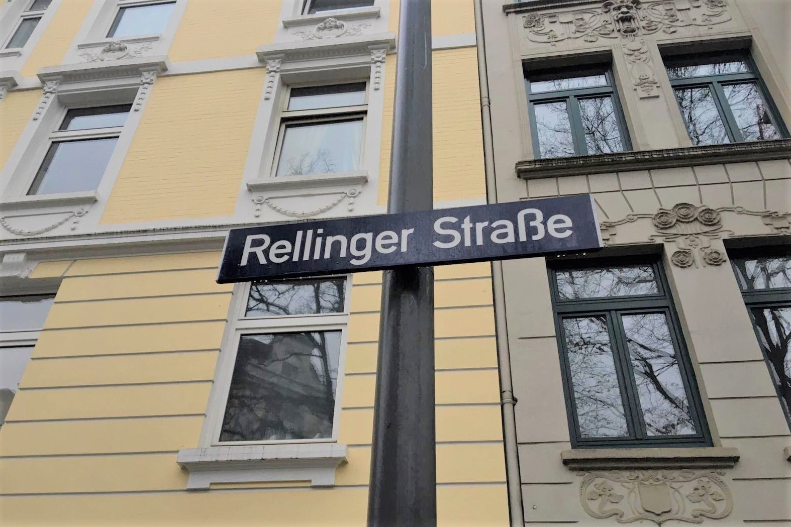 Der Umbau der Rellinger Straße zu einer dauerhaften Schulstraße liegt wegen des Parkplatz-Moratoriums auf Eis. Archivbild: Kira Tongers