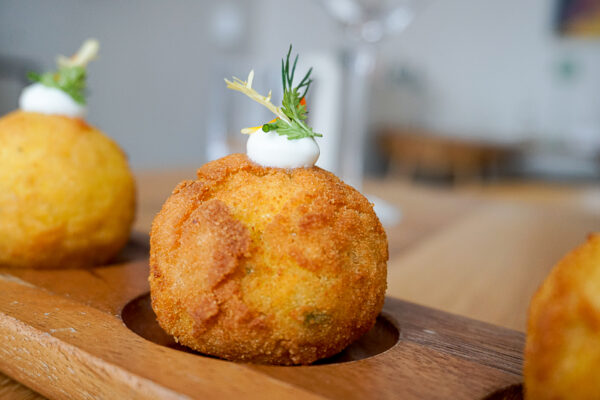 Arancinas sind frittierte Reisbällchen. Foto: Frieda Stadtlander
