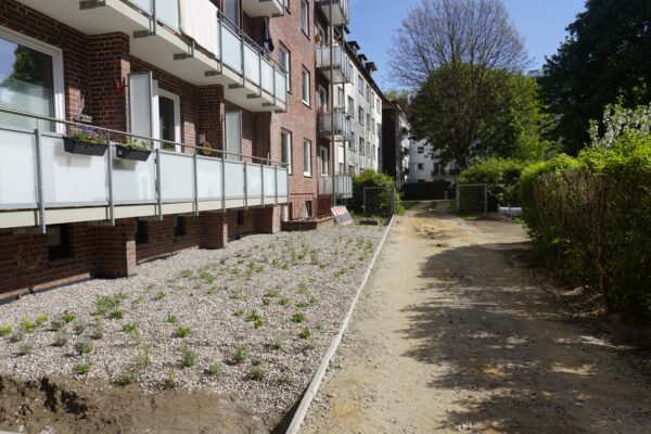 Die Wohnungsbaugenossenschaft „Kaifu Nordland“ baut den Garten einiger ihrer Immobilien um. Bewohner werfen ihr unter anderem vor, einen Schottergarten einzurichten. Foto: Alexis Milne