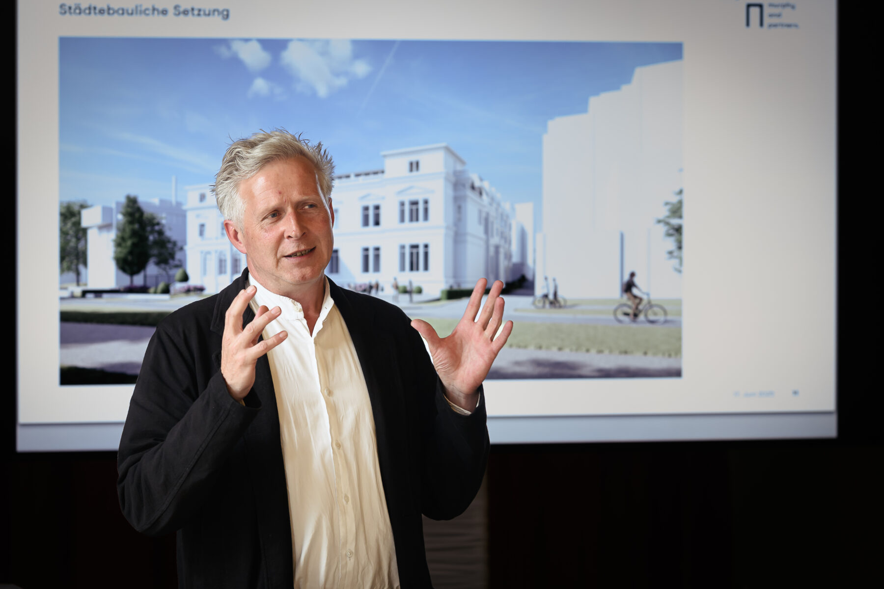 Der Architekt Kasimir Altzweig präsentierte am Dienstag die Pläne für das "Kleine Weiße Haus". Foto: Rainer Wiemers