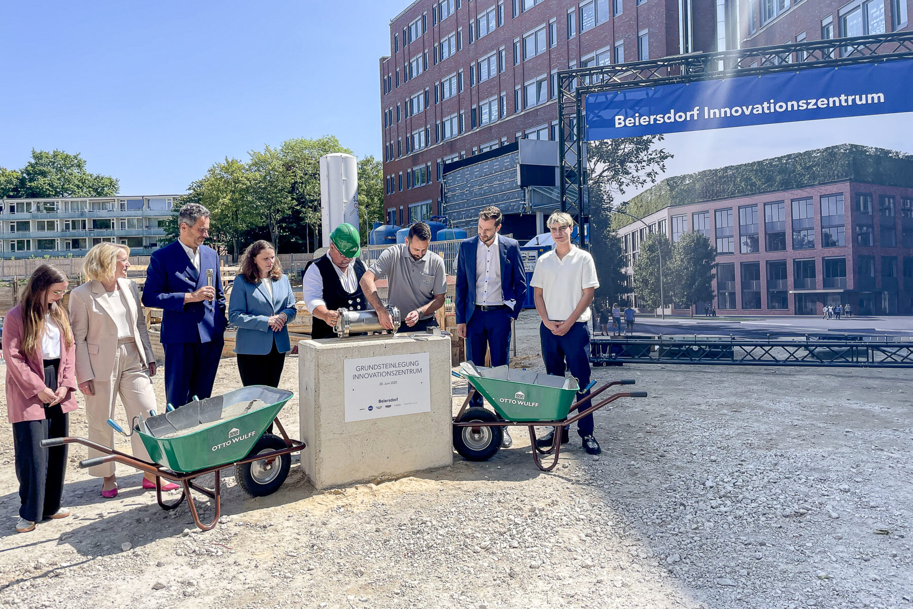 Im Rahmen der Grundsteinlegung wurde eine Zeitkapsel einbetoniert. Foto: Julia Haas