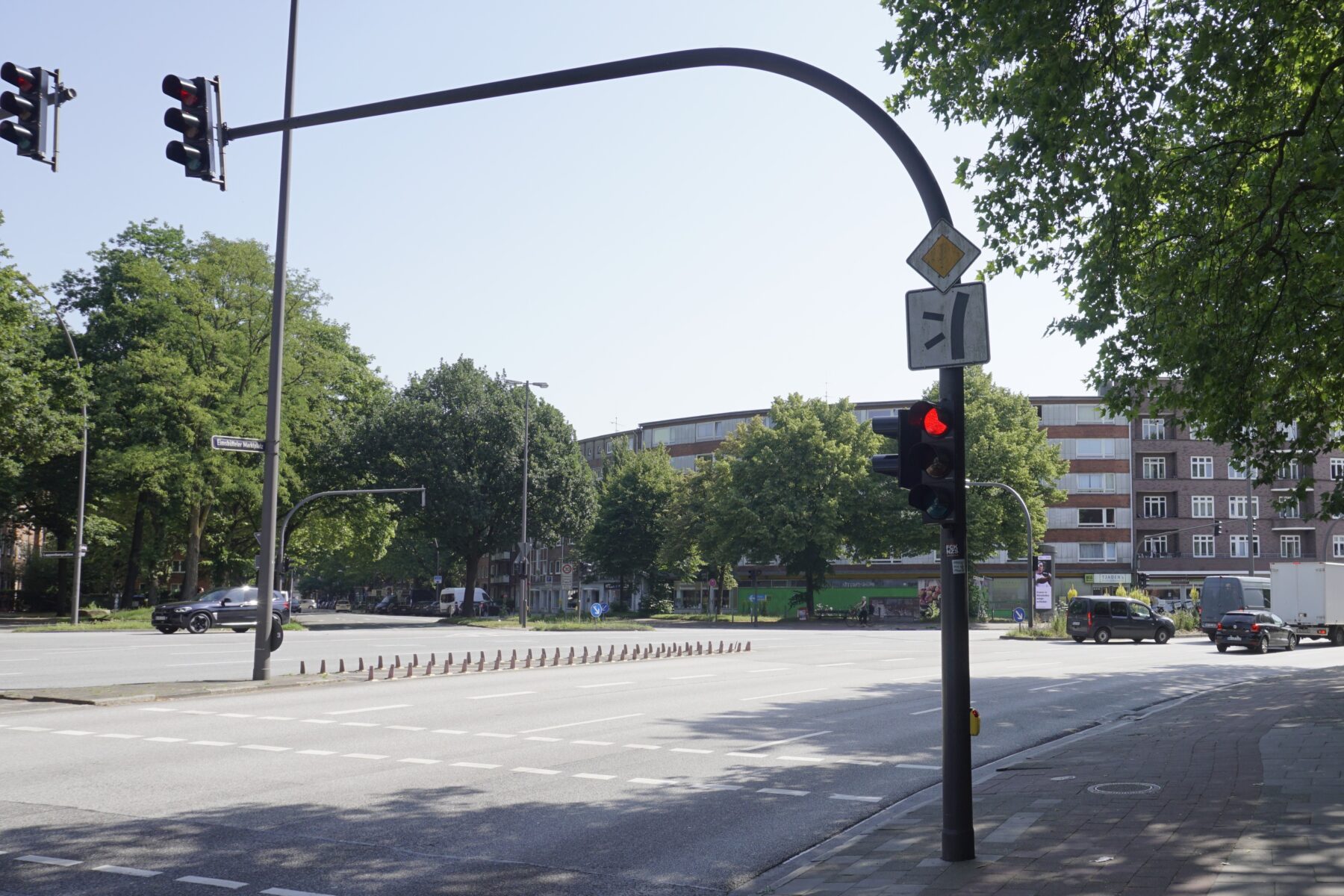 Ampelmast am Eimsbütteler Marktplatz soll für bessere Sichtbarkeit beleuchtet werden.