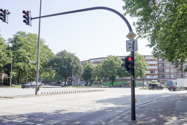 Ampelmast am Eimsbütteler Marktplatz soll für bessere Sichtbarkeit beleuchtet werden. Foto: Teresa Runge