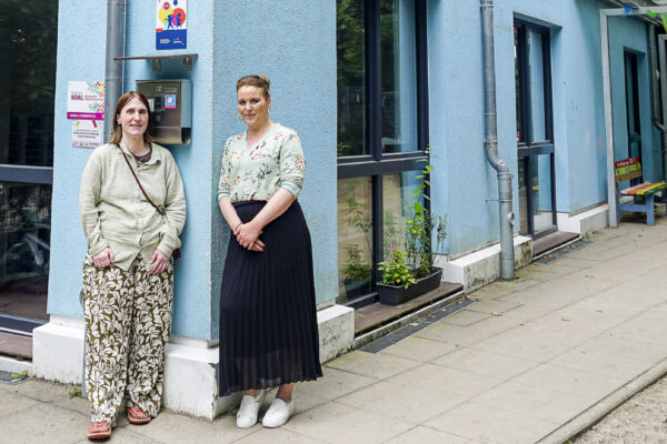 Eva Richter-Petersen und Anja Züge vom Kinderhaus Lokstedt wollen Aufmerksam machen auf die wirtschaftlichen Probleme von Kitas in Eimsbüttel. Foto: Teresa Runge