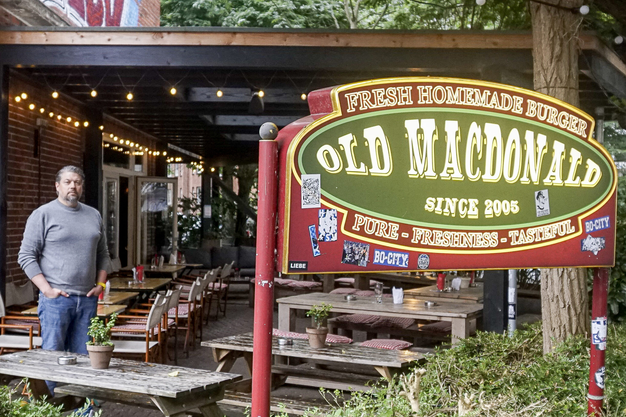 -Old-MacDonald-Gastwirt-will-seine-Terrasse-zur-ck