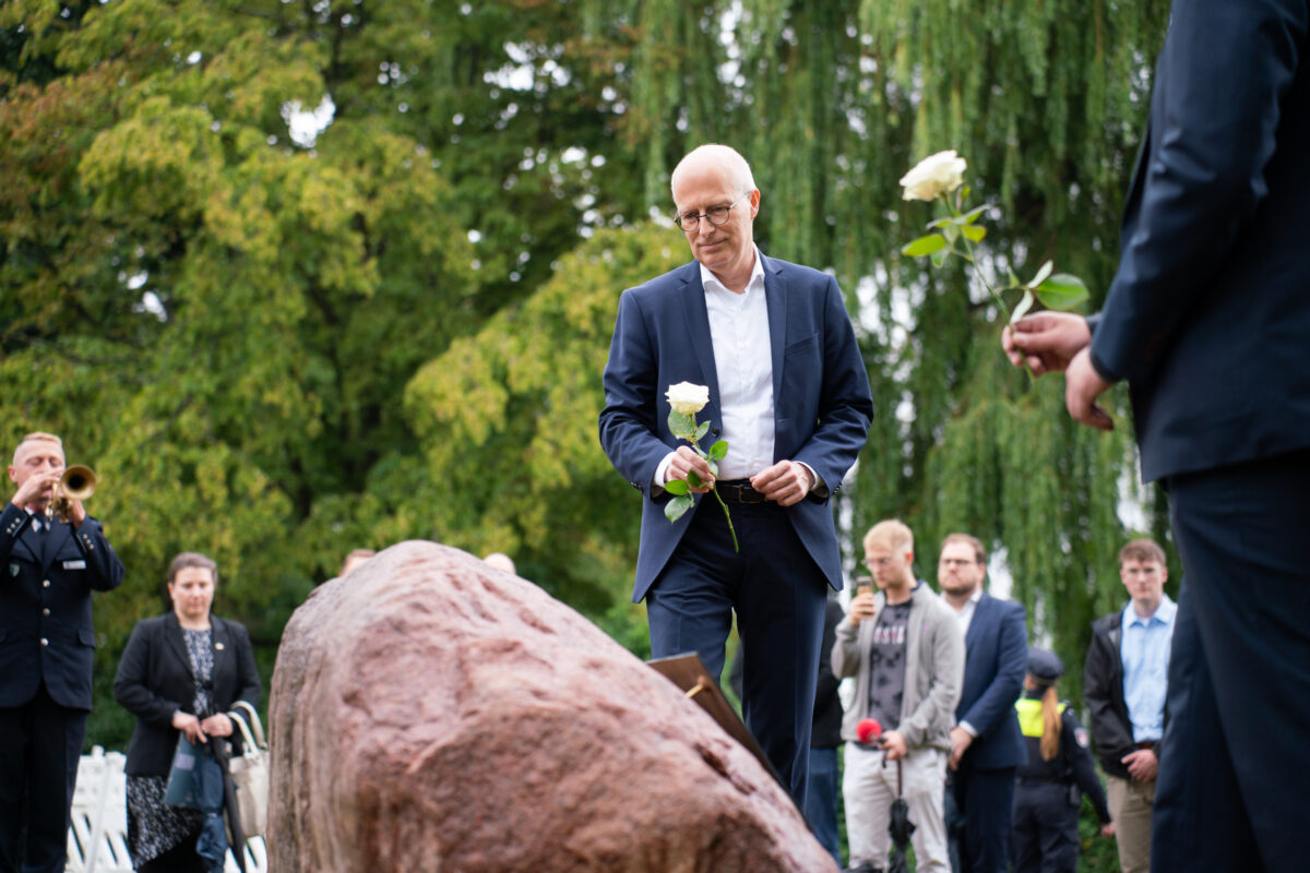 Bürgermeister Peter Tschentscher gedenkt der Opfern der Anschläge vom 11. September 2001 an den neu aufgestellten Gedenktafeln auf einem Granitstein. Foto: Senatskanzlei Hamburg