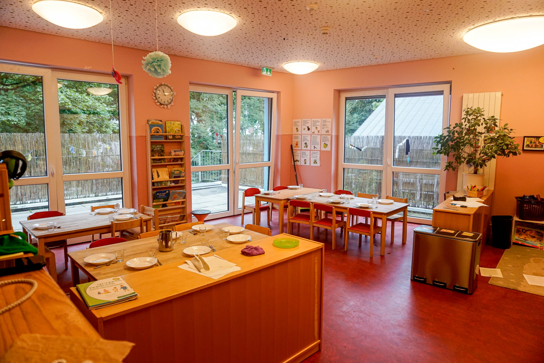 Jede Kita Gruppe des Kinderhaus Lokstedt hat einen großen Raum zum spielen und einen Zugang nach Draußen. Foto: Teresa Runge